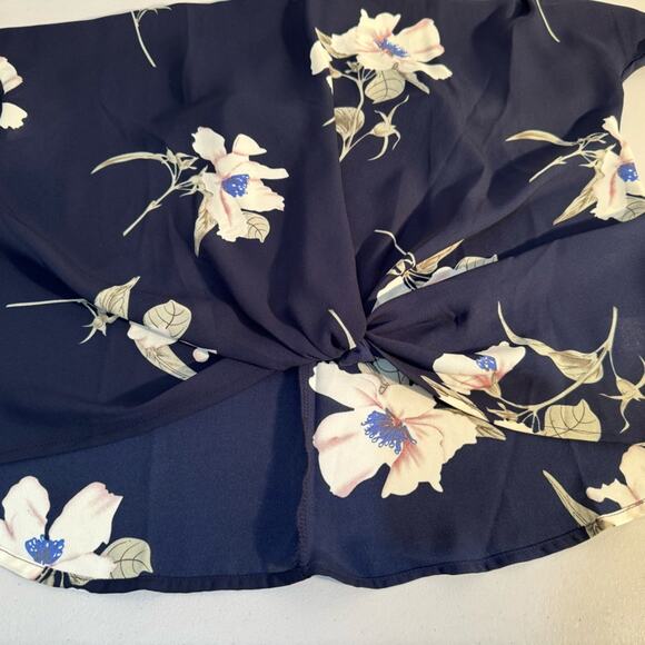 West Kei Blouse Women’s Size Medium Navy Blue White Floral Shirt Twist Front - Picture 6 of 6